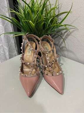 Original Valentino Garavani Rockstud Patent Leather Pumps in Pink